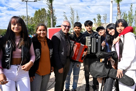 Junto a su equipo de trabajo, el intendente de Tigre presenció actividades culturales y deportivas en distintos puntos de la ciudad